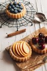 Солодкі торти з фруктами на обробній дошці — стокове фото