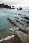 Paysage de plage rocheuse et surf vagues de mer — Photo de stock