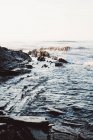 Paisaje costero de las olas oceánicas en la costa rocosa - foto de stock