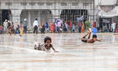 Niños divirtiéndose en la ciudad - foto de stock