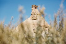 Vue obscure de l'homme posant sur la scène du désert — Photo de stock