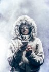 Замороженная девушка со смартфоном — стоковое фото