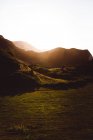 Vista panorámica de las colinas soleadas en el campo - foto de stock