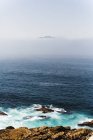 Marine panoramique de baie brumeuse avec littoral plombé — Photo de stock