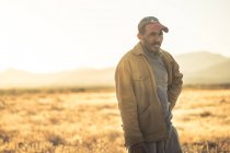MAROC - 15 AOÛT : Homme autochtone adulte debout dans la prairie et regardant ailleurs . — Photo de stock