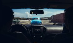 CUBA - 27 AOÛT 2016 : Vue depuis le siège arrière de la porte bleue vintage sur la route le jour ensoleillé — Photo de stock