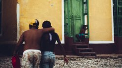 CUBA - 27 DE AGOSTO DE 2016: Vista trasera de los niños caminando por la calle y relajándose . - foto de stock