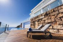 Terrasse de maison de luxe résidentielle avec chaises longues et piscine — Photo de stock