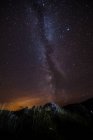 Paisagem com montanhas e forma leitosa no céu noturno — Fotografia de Stock