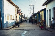 Kuba - 27. August 2016: perspektivischer Blick auf Straße mit Asphaltstraße und Anwohnern auf Gehweg. — Stockfoto