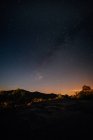 Пейзаж с горными силуэтами и Млечный Путь в ночном небе — стоковое фото