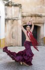 Фламенко, танцівниця в типовий костюм позують над арці і дивлячись на камеру — стокове фото