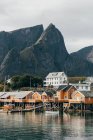 Fernsicht auf ländliche Häuser und festgemachte Boote am Ufer des Bergsees — Stockfoto