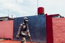 Куби - 27 серпня 2016: Людина йшов по вулиці вздовж барвистою розписом паркан. — стокове фото