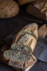 Крупним планом вид скибочок різних домашніх хлібів на сільському столі . — стокове фото