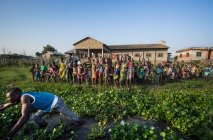 BENIN, AFRIQUE - 31 AOÛT 2017 : Groupe joyeux de personnes posant les mains en l'air sur la scène du village — Photo de stock