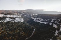 Живописный пейзаж белых скал и узкой реки — стоковое фото