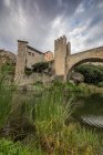Medieval bridge of Besalu over countryside river — Stock Photo