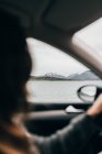 Blick auf das Ufer des Bergsees durch Autofenster — Stockfoto
