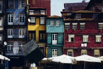 Vue extérieure de différentes maisons en brique avec des façades colorées lumineuses — Photo de stock