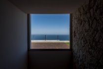 Quadratische Fenster mit Terrassenlandschaft und Meer. — Stockfoto