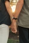 Couple de cople tenant la main ensemble — Photo de stock