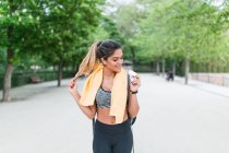 Portrait of sporty woman eating snack after workout — Stock Photo