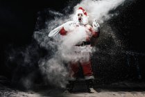 Santa Claus asombrado por las salpicaduras de nieve - foto de stock