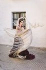 Танцовщица фламенко танцует с шалью на улице — стоковое фото