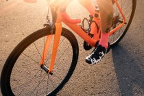 Низкая часть велосипедиста мужского пола на велосипеде по дороге — стоковое фото