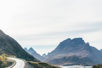 Живописный пейзаж дороги, проходящей вдоль озера в горах — стоковое фото