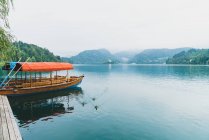 Barcos turísticos atracados no lago sobre a paisagem montanhosa — Fotografia de Stock