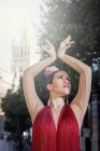 Hochwinkelaufnahme einer Flamenco-Tänzerin, die über der sonnenbeschienenen Straße posiert — Stockfoto