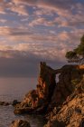 Paysage nuageux au coucher du soleil vu de la côte rocheuse — Photo de stock