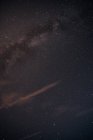 Escenario de galaxia de la Vía Láctea por la noche - foto de stock