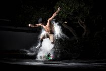Человек выполняет трюки на скейтборде — стоковое фото
