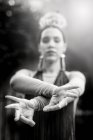 Vista da vicino del gesto delle mani ballerine di flamenco femminile — Foto stock