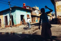 Kuba - 27. August 2016: Silhouette einer Frau auf der Straße eines Armenviertels — Stockfoto