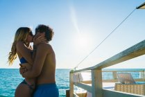 Liebendes Paar am Strand umarmen — Stockfoto
