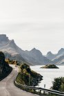 Malerischer Blick auf das Auto auf der Straße entlang des Sees in den Bergen — Stockfoto