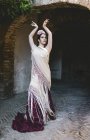 Flamenco-Tänzerin mit Schal posiert mit erhobenen Armen — Stockfoto