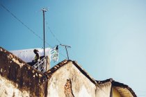 КУБА - 27 АВГУСТА 2016: Высокий угол внешнего вида фасада здания и человека над голубым небом — стоковое фото