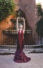 Фронтальний вид фламенко, танцівниця носіння типовий костюм позують над вулиці фонтан — стокове фото