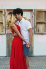 Seitenansicht eines liebenden leidenschaftlichen Paares, das sich auf der Straße umarmt — Stockfoto