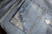 Primo piano delle tasche blu jeans . — Foto stock