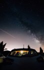 Carro branco estacionado sob forma leitosa no céu noturno — Fotografia de Stock