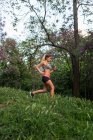 Mädchen joggt im Park bergab — Stockfoto
