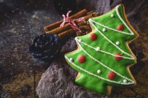 Close up view of christmas tree cookie with cinnamon sticks — Stock Photo