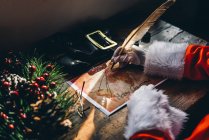 Ernte des Weihnachtsmannes Hobeln auf Weltkarte Geschenk-Lieferung für Weihnachten. — Stockfoto