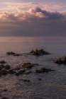 Vista aérea da costa rochosa marinha ao pôr do sol crepúsculo — Fotografia de Stock